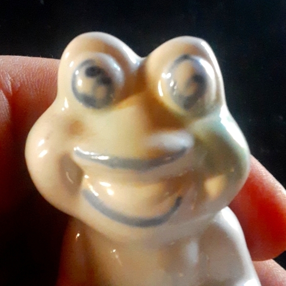 Ceramic Frog Figurine talking to a Turtle - Picture 6 of 7